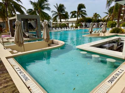 Main Pool & Swim-Up Bar