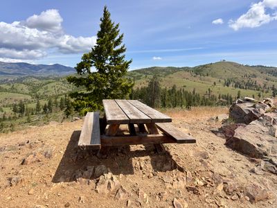 Picnic bench at Steliko Lookout