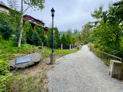 Paved promenade from downtown hotels into Waterfront Park