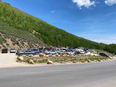 Full parking lot at Bloods Lake trailhead