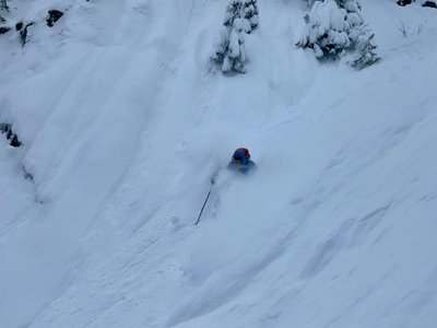 Stefan skiing the chute to Alpental Road