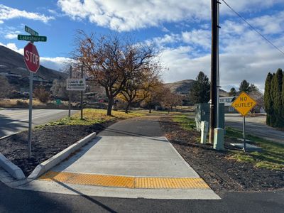 Start of the Lakeside Trail