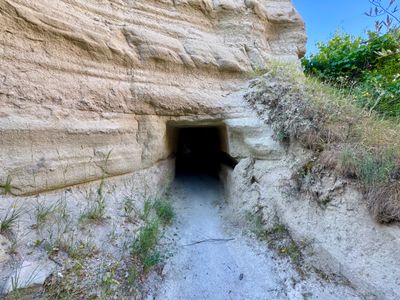 Trail going through the rocks